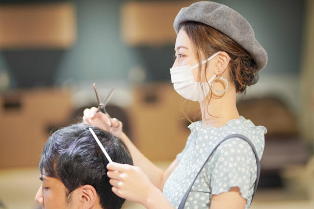 美容院でカットしてもらっている人のイメージ
