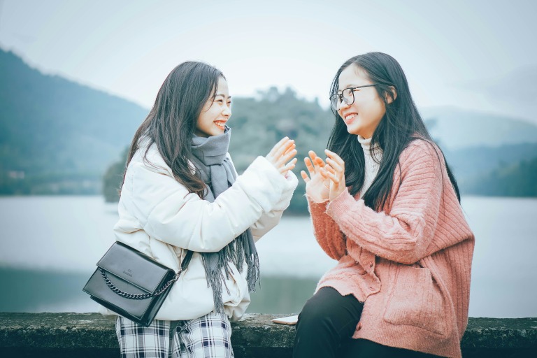 仲の良い二人の女性が話しているイメージ