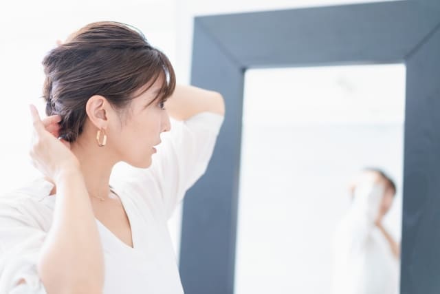 美容院で髪を整えている女性のイメージ