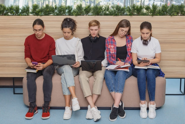 グループで静かにしている人のイメージ