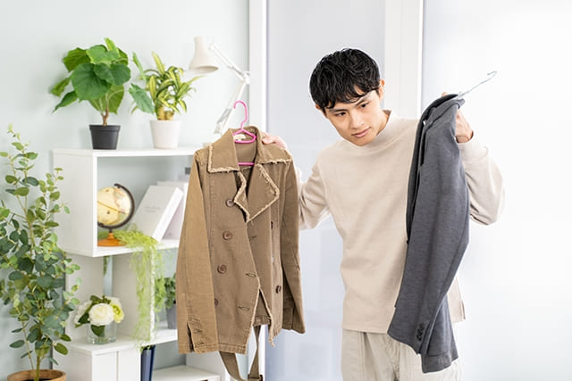 服を選んでいる男性のイメージ