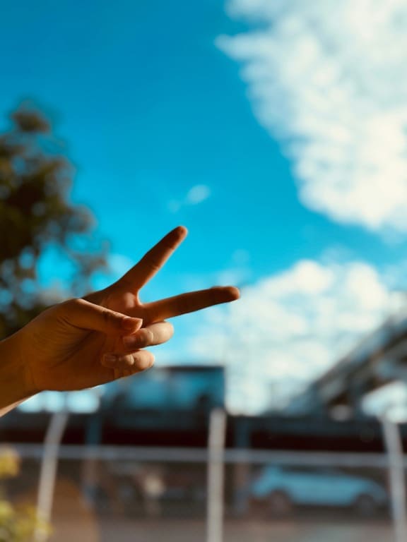 ピースサインをしている手のイメージ