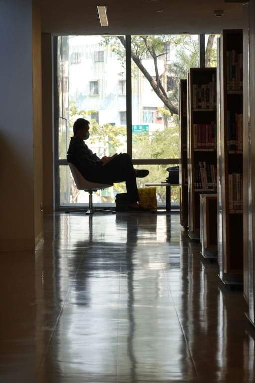 一人で読書をする陰キャな人のイメージ