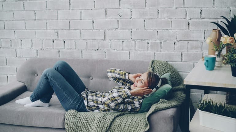 一人でリラックスしている人のイメージ