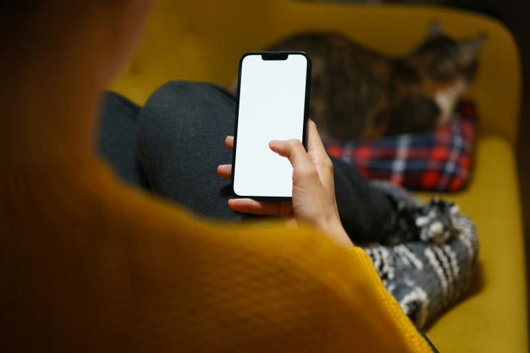 一人でリラックスしながらスマホを操作する人のイメージ