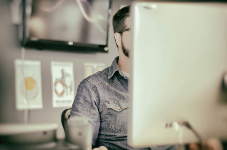 一人で集中して仕事をしている人のイメージ