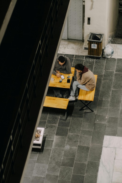 気楽に会話する二人のイメージ
