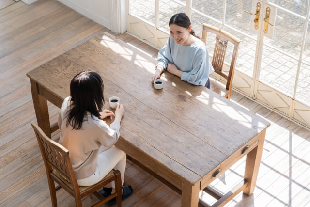 話をしっかり聞いている女性のイメージ