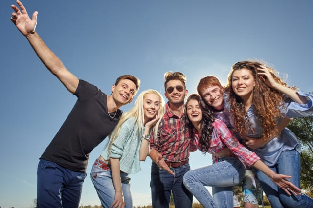 グループで楽しんでいる人のイメージ