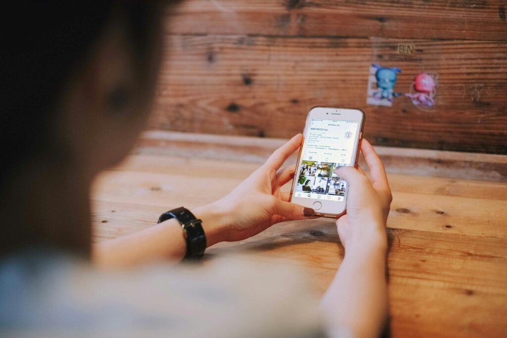 スマートフォンを操作している人のイメージ