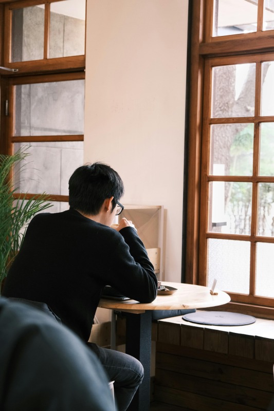 陰キャ男子が一人でカフェにいるイメージ