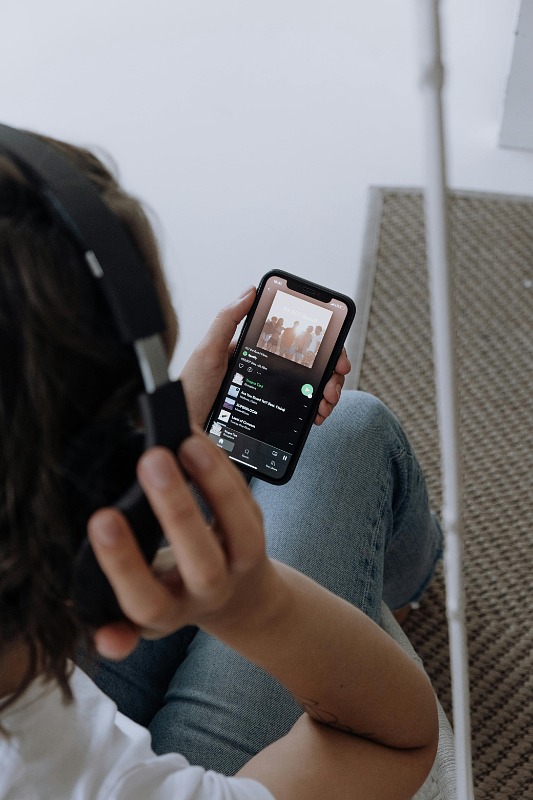 一人でイヤホンして音楽を聴く人のイメージ