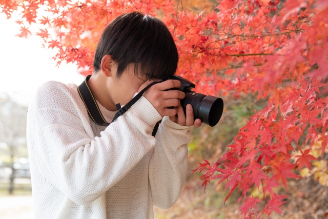 ひとりで写真撮影をする人のイメージ
