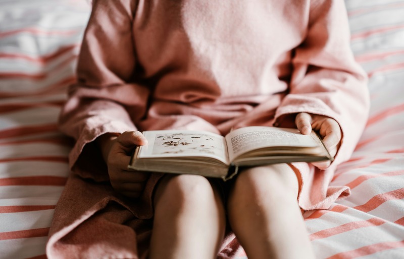 一人で読書する女性のイメージ