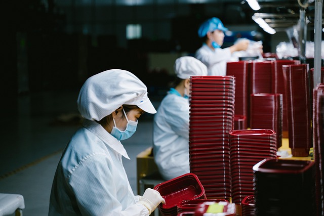 工場の製造ラインで働く人のイメージ